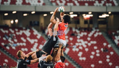 【开云】唠什么呢？末节詹姆斯与解说席韦德热聊引爆兄弟情回忆潮