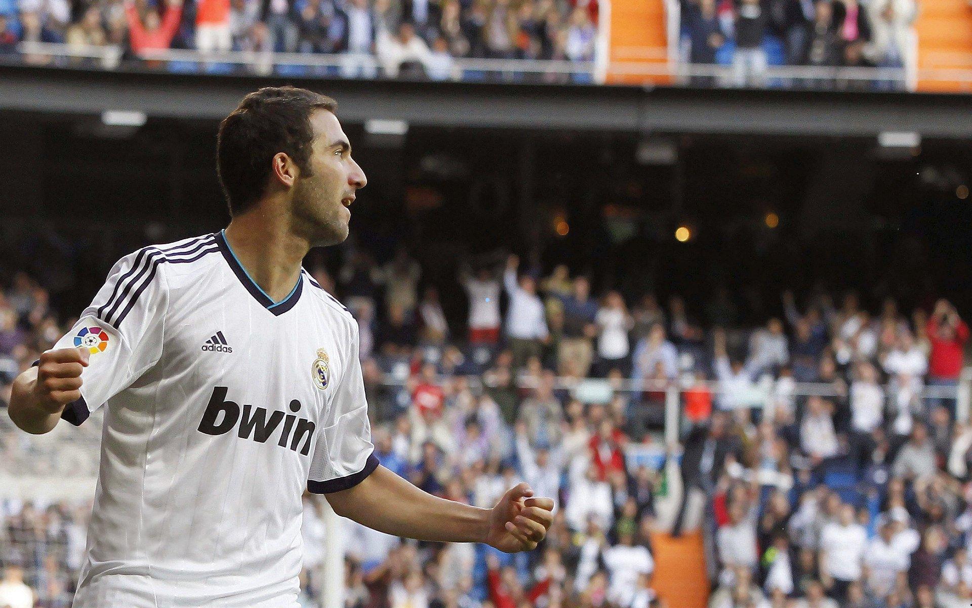 国足进球后,家中球迷的无声呐喊,孩子的安睡与父亲的狂热